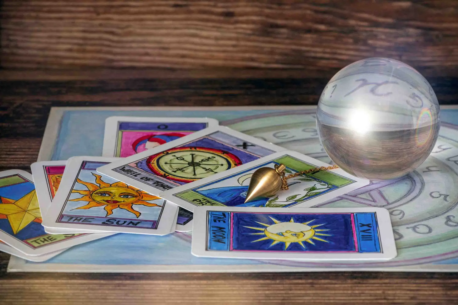 Kristallkugel, Tarot Karten udn pendel auf einem Ouijabrett