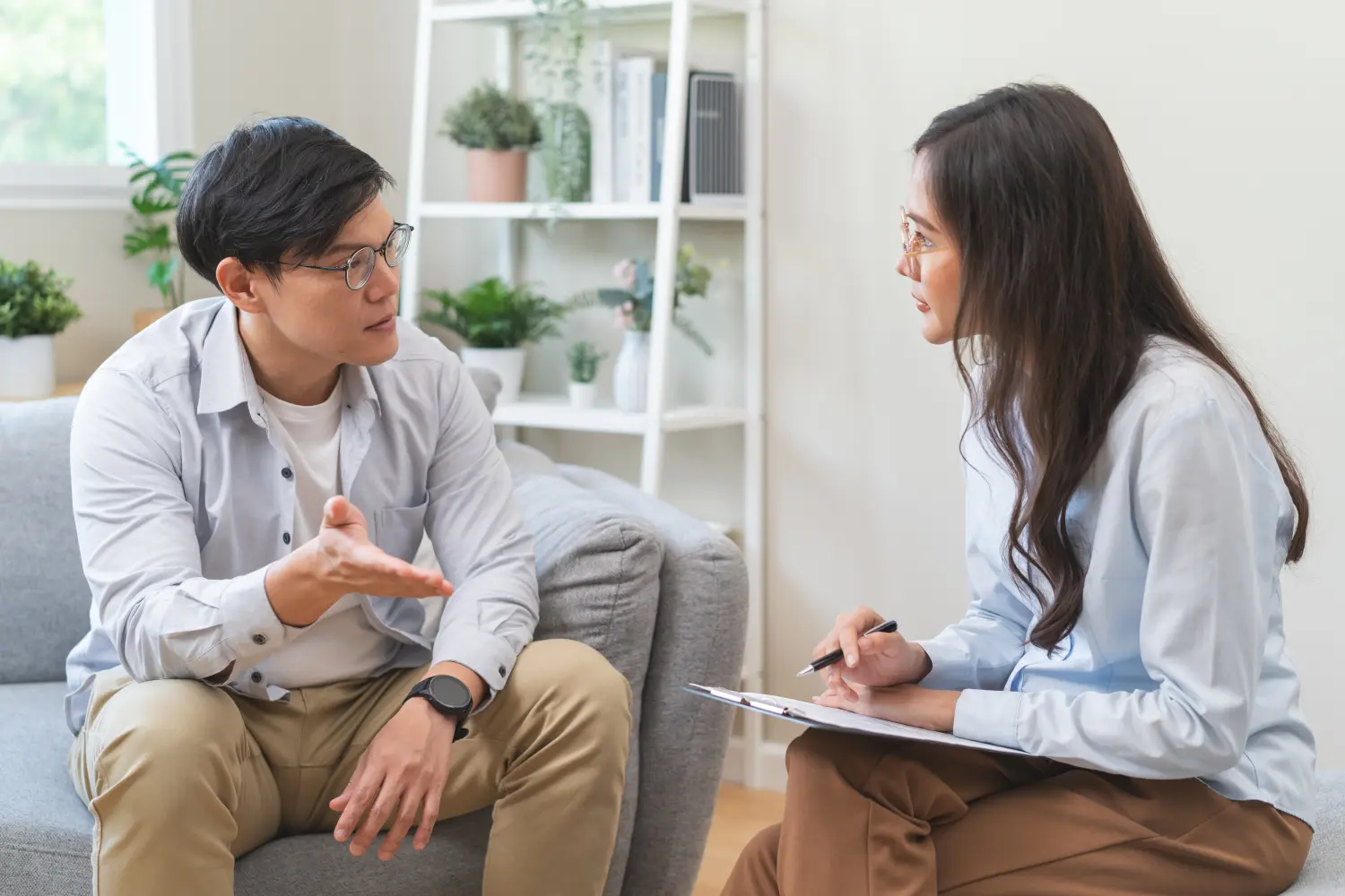 Mann spricht mit einem Mentor-Psychologen in einer Sitzung zur Therapie psychischer Angstzustände.